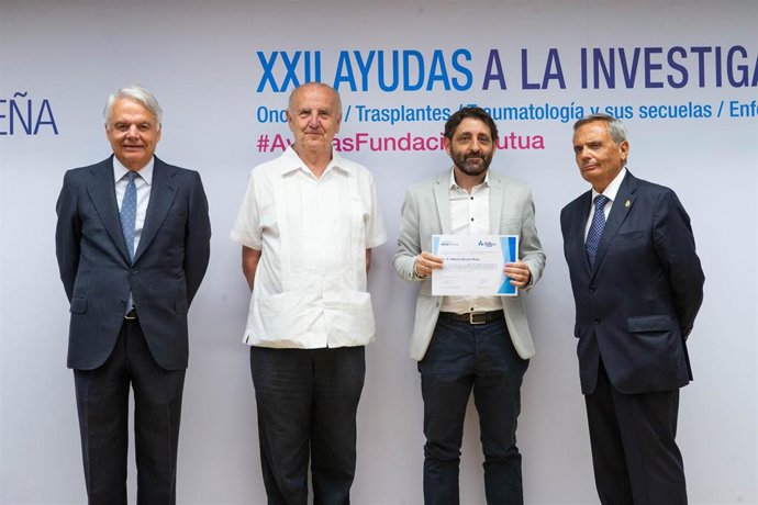 El doctor Alberto Baroja, del grupo de Inflamación, Trasplante y Tolerancia del Instituto Murciano de Investigación Biosanitaria, recoge la ayuda otorgada por Fundación Mutua Madrileña para mejorar los trasplantes hepáticos