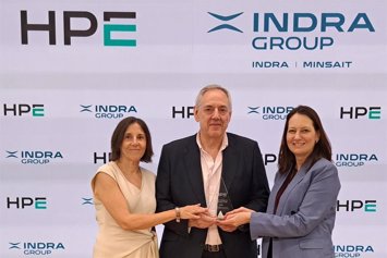 De izquierda a derecha, Delia Boga directora global de Infraestructuras Digitales y Comunnicaciones en Indra Group; Salvador Beltrán, director Sistemas en DIC (Minsait), y Erika Araujo, directora Canal Sur Europa y LATAM HPE.