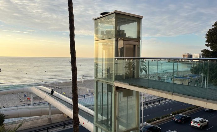 Imagen del ascensor situado junto a la pasarela de la playa del Postiguet, en la ciudad de Alicante