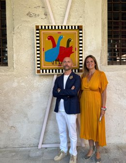 Fotografía de Angie Moreno junto a Alberto Cavalli, director ejecutivo de la Fundación Michelangelo