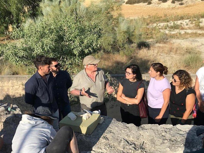 El alcalde de Huéscar, Ramón Martínez, primero por la izquierda de pie en la imagen, ha visitado los trabajos