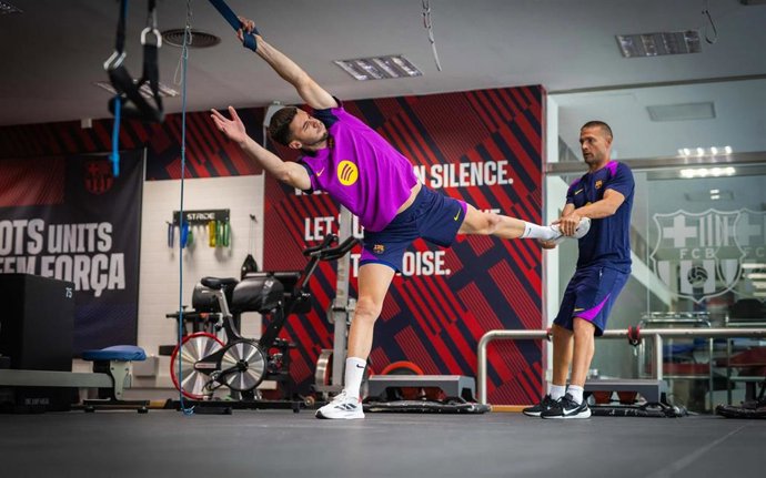 El portero del FC Barcelona Joan Garcia en su primer día de trabajo en las instalaciones de la Ciutat Esportiva Joan Gamper