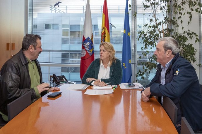Archivo - La consejera de Desarrollo Rural, Ganadería, Pesca y Alimentación, María Jesús Susinos, recibe al alcalde de San Roque de Riomiera, Antonio Fernández.