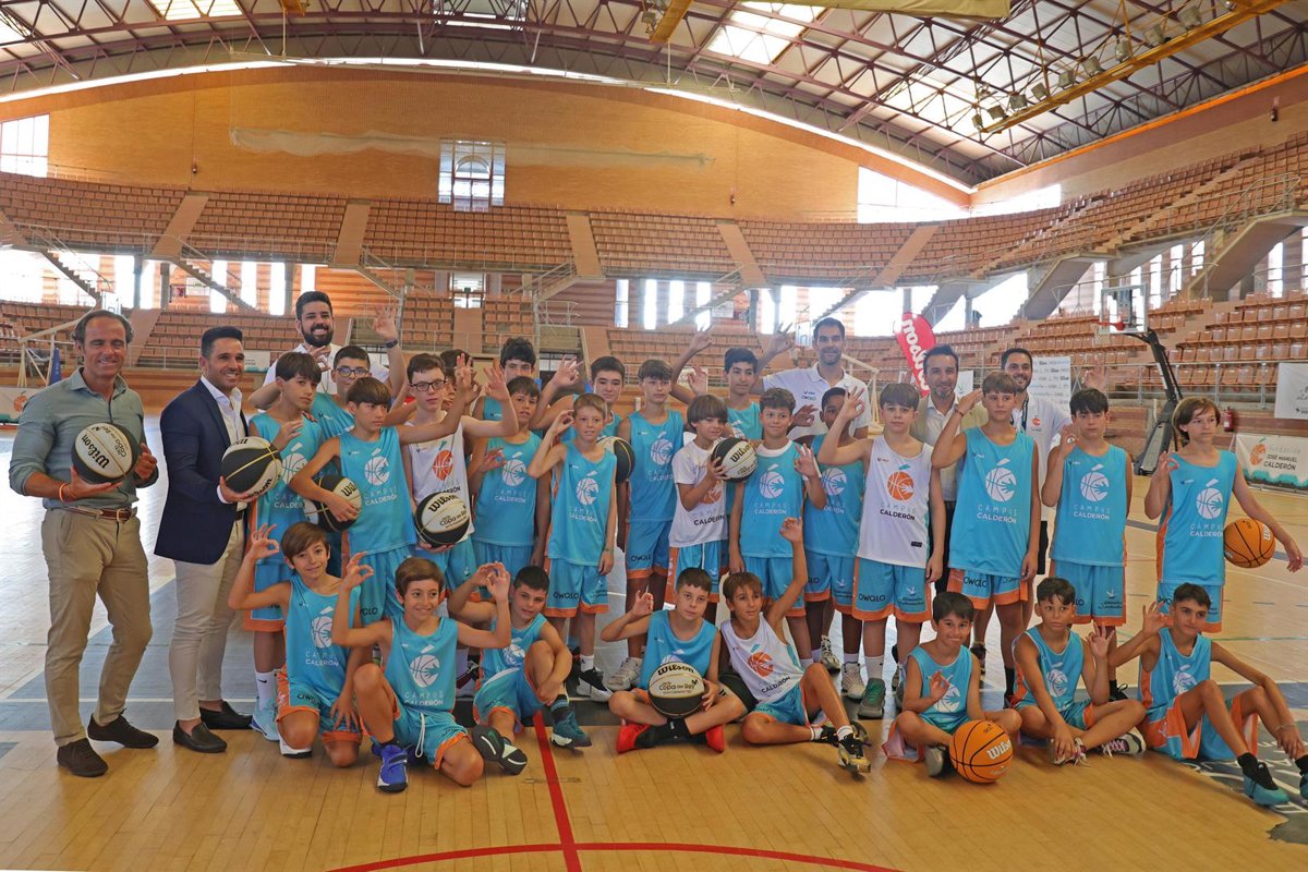 José Manuel Calderón celebra una nueva edición de su campus de baloncesto en Badajoz con 150 participantes