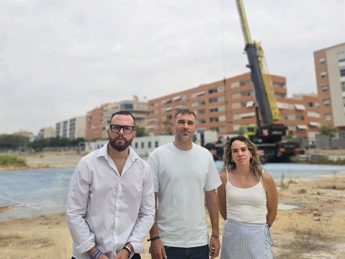 El portavoz de Educación de Compromís en Les Corts, Gerard Fullana, acompañado por los concejales de la coalición en el Ayuntamiento de Alicante, Sara Llobell y Rafa Mas