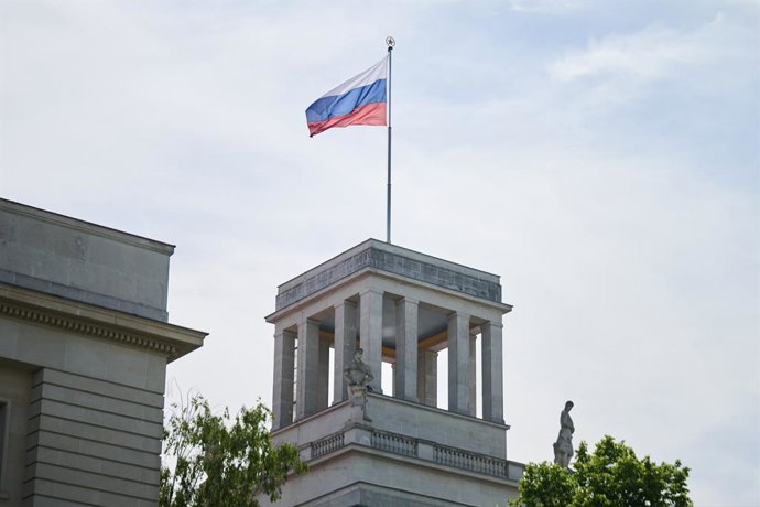 Archivo - Arquivo - 31 de maio de 2023, Berlim: A bandeira da Rússia tremula no telhado da Embaixada Russa na rua Unter den Linden. Em resposta à expulsão da equipe diplomática alemã, o governo proibiu a Rússia de operar quatro consulados gerais na Aleman