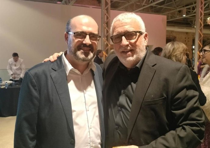 El alcalde de Ponferrada, Marco Morala (izquierda), con el humorista y actor Leo Harlem (derecha), que será el pregonero de las fiestas de La Encina 2025.