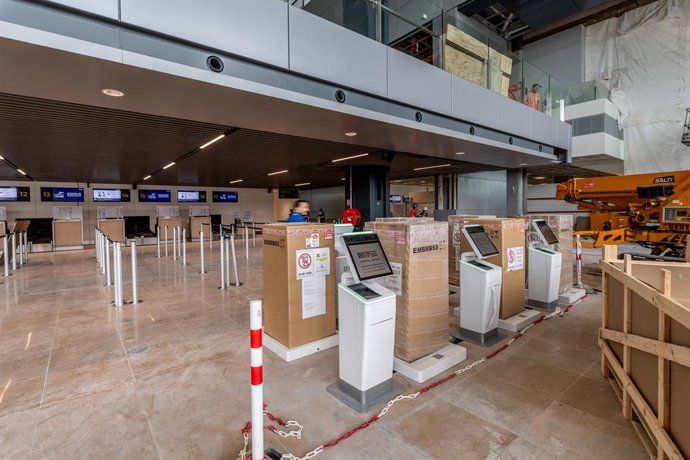 Archivo - Arquivo - 14 de junho de 2024, Marselha, França: Vista do check-in automático para acesso à zona internacional do aeroporto. O novo Terminal 1 do aeroporto de Marselha-Provença, redesenhado pelos arquitetos Foster+Partners como parte do projeto 