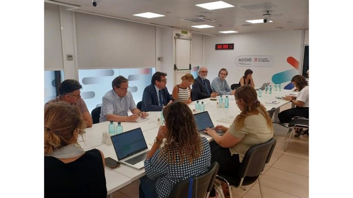 Archivo - Miembros del Govern y de la Diputación de Barcelona durante la presentación del informe.
