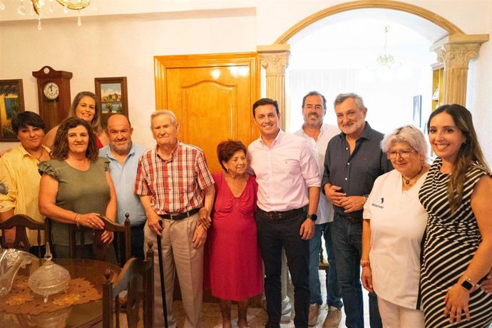 El presidente de la Diputación de Almería visita a una familia de Dalías en el marco del Programa Ilusiones.