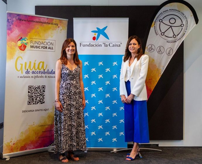 Raquel Garcia y Carmen González firman el acuerdo entre las fundaciones de 'la Caixa' y 'Music for all'.