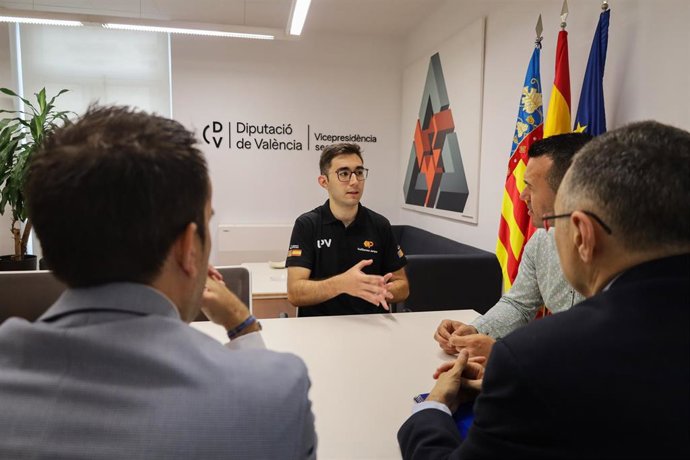 El presidente de la Diputació de València, Vicent Mompó, se reúne con el joven de Alberic Guillermo Jarque, capitán del Equipo Plutón de la UPV que desarrolla un proyecto para lanzar al espacio el primer satélite valenciano.