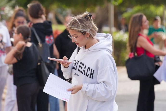 Una alumna se prepara para la prueba extraordinaria de la PAU en la Universidad de La Laguna