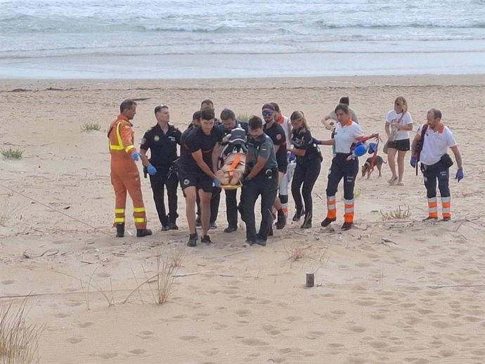 Recuperen a un home en parada cardiorrespiratòria per ofegament en una platja d'Oliva 