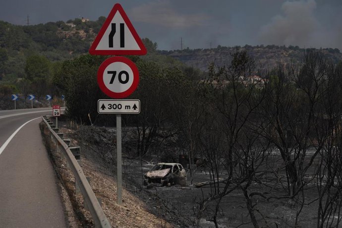 Un vehículo calcinado por el incendio de Paül (Tarragona).