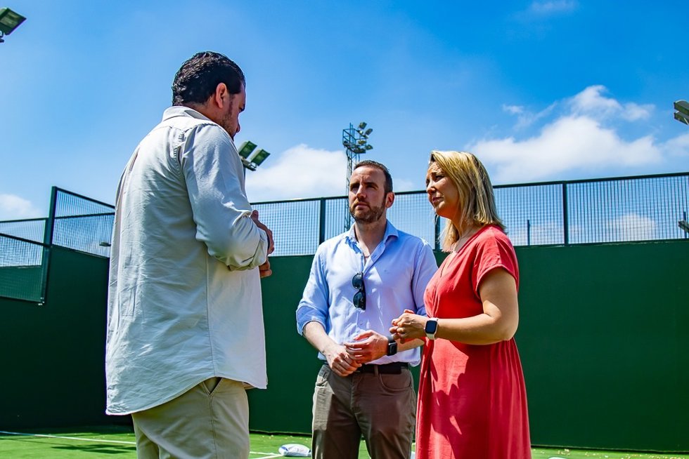 La alcaldesa de Alcalá de Guadaíra, Ana Isabel Jiménez; el delegado municipal de Deportes, Pedro Gracia, y el delegado municipal de Hábitat Urbano, David Delgado visitando las instalaciones de pádel.