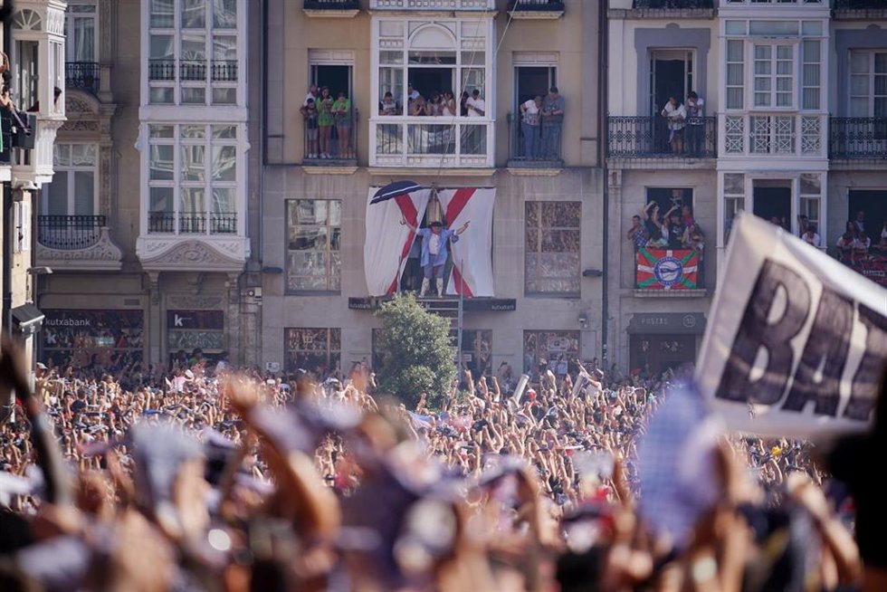 Archivo - Cientos de personas durante el inicio de las fiestas de La Blanca