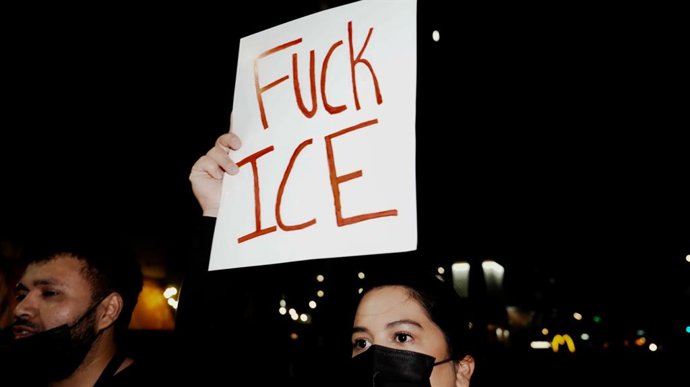 Imagem de arquivo de um protesto contra agentes do ICE nos EUA.