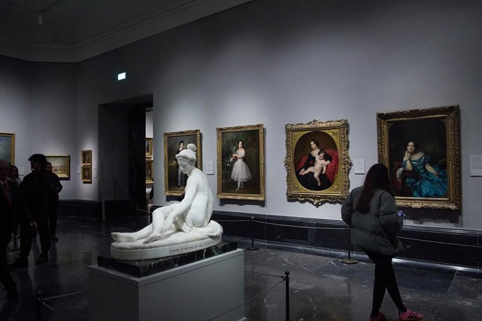 Archivo - Varias personas durante una visita al Museo del Prado de noche, a 2 de marzo de 2024, en Madrid (España). El Museo del Prado, con la colaboración de la Comunidad de Madrid y Samsung, vuelve a abrir de manera gratuita el primer sábado de cada mes