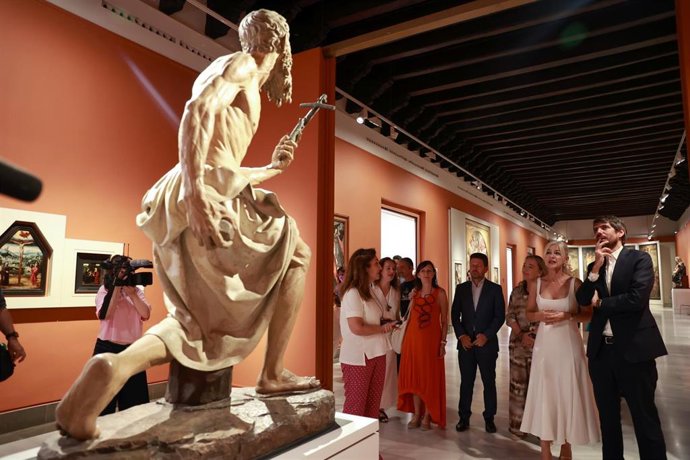 El ministro de Cultura, Ernest Urtasun, y la consejera de Cultura de la Junta, Patricia del Pozo, durante la visita al Museo de Bellas Artes de este lunes.