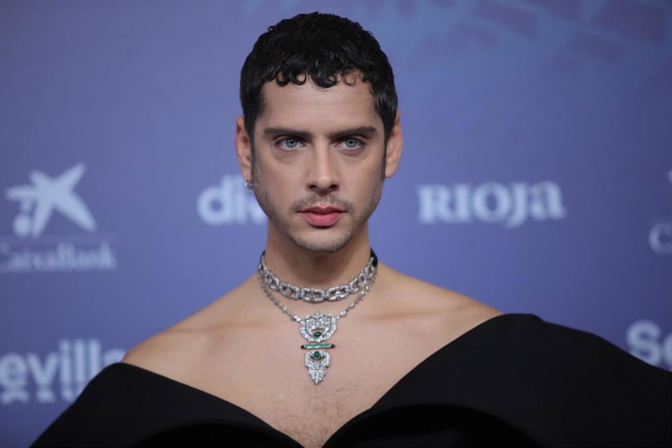 Archivo - El actor Eduardo Casanova posa en la alfombra roja previa a la gala de la 37 edición de los Premios Goya, en el Palacio de Congresos y Exposiciones FIBES, a 11 de febrero de 2023, en Sevilla, Andalucía (España). La Academia celebra la calidad 