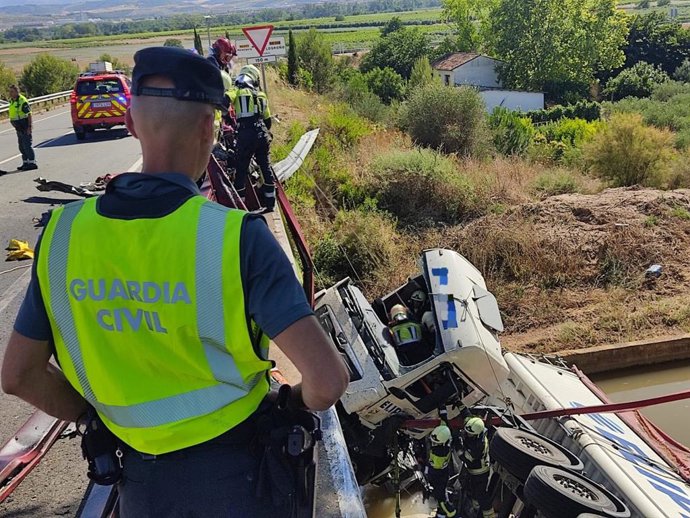 Imagen del camión accidentado tras caerse desde un puente.