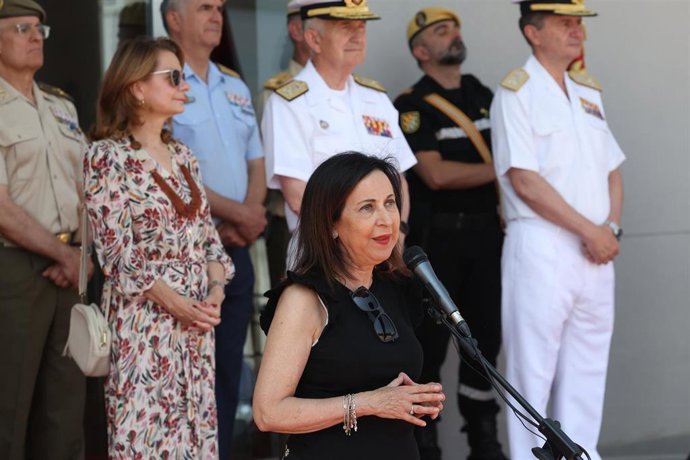 La ministra de Defensa, Margarita Robles, preside el acto de entrega de condecoraciones a los miembros de las Fuerzas Armadas y personal civil que trabajaron para paliar los efectos de la dana.