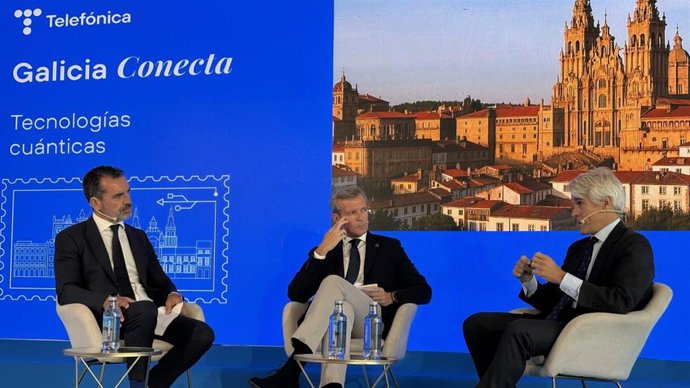 El presidente de la Xunta, Alfonso Rueda (centro), y el presidente de Telefónica España, Borja Ochoa (derecha), en 'Galicia Conecta', a 8 de julio de 2025.