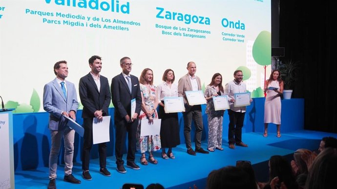 La consejera municipal de Medio Ambiente y Movilidad del Ayuntamiento de Zaragoza, Tatiana Gaudes, recoge uno de los premios a los mejores proyectos de regeneración urbana de España dentro de los reconocimientos Healthy Cities 2025