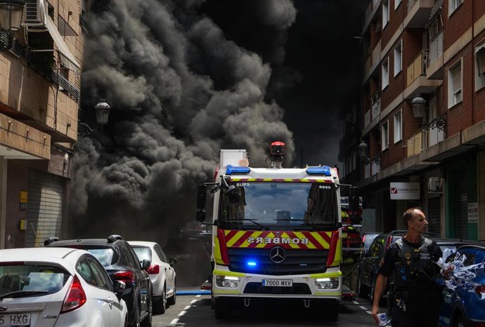 Un camión de bomberos durante un incendio en la avenida del Puerto, a 8 de julio de 2025, en València.