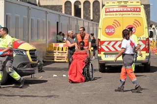 Archivo - Una de las personas migrantes rescatadas tras volcar un cayuco en el Puerto de la Restinga, a 28 de mayo de 2025, en El Hierro, Canarias (España).