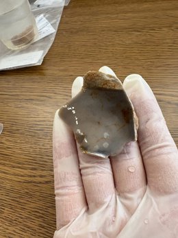 La investigadora Mayra Guajardo Sondón ha sido la primera en coger la lasca de sílex tras su hallazgo