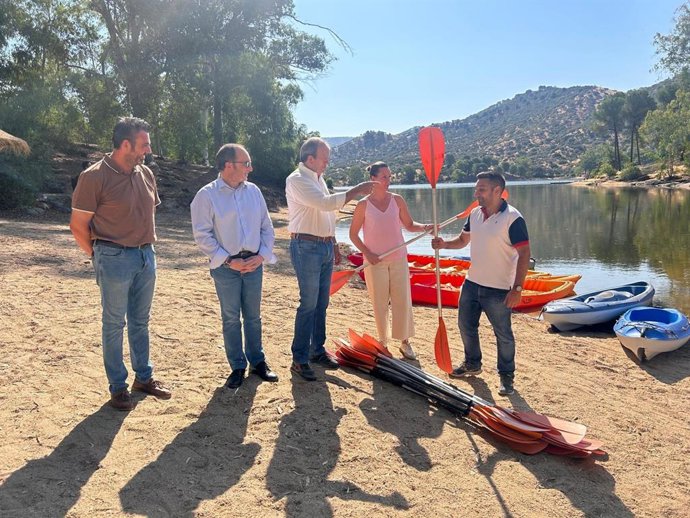 Visita a la playa del embalse de El Encinarejo, donde se ha izado la Bandera Azul.