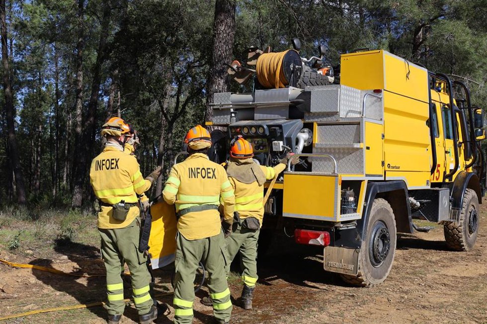Bomberos forestales junto a un camión del Infoex.