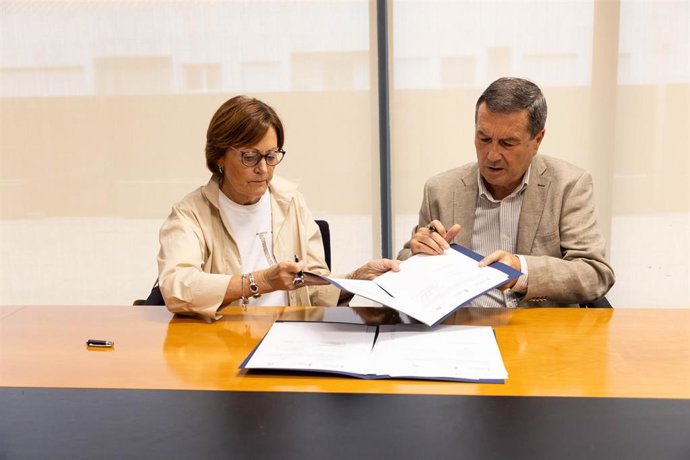 El conseller de Sanidad, Marciano Gómez, y la rectora de la Universitat de València-Estudi General (UV), Mª Vicenta Mestre