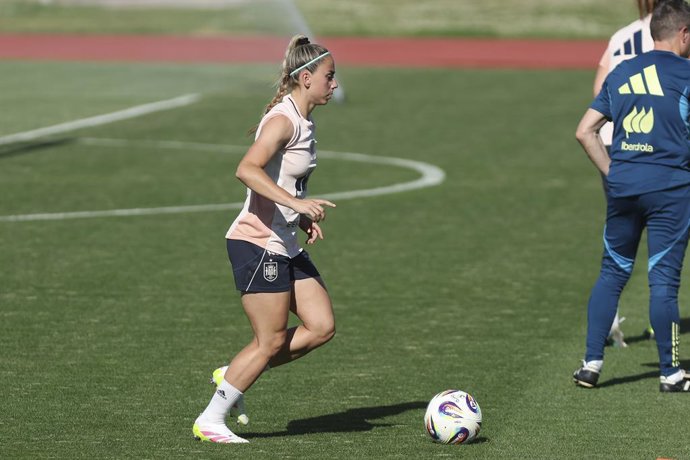 Archivo - Athenea del Castillo of Spain in action during a training session prior to the Spanish women's national soccer team's UEFA Women's Nations League matches at Ciudad del Futbol on May 27, 2025, in Las Rozas, Madrid, Spain.