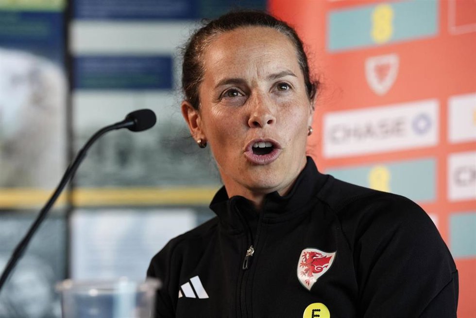 La seleccionadora femenina de fútbol de País de Gales, Rhian Wilkinson, en una rueda de prensa