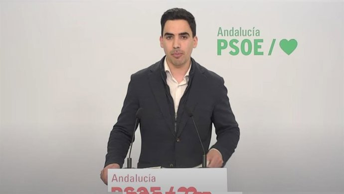 Archivo - El secretario de Universidades del PSOE-A, Jorge Ibáñez, en rueda de prensa. Imagen de archivo. 