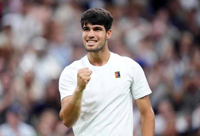 06 July 2025, United Kingdom, London: Spanish tennis player Carlos Alcaraz celebrates defeating Russian Andrey Rublev during their men's singles round of 16 tennis match on day seven of the 2025 Wimbledon Championships. Photo: Adam Davy/PA Wire/dpa