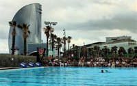 El CN Barcelona acoge un gran show del equipo español de natación artística previo al Mundial