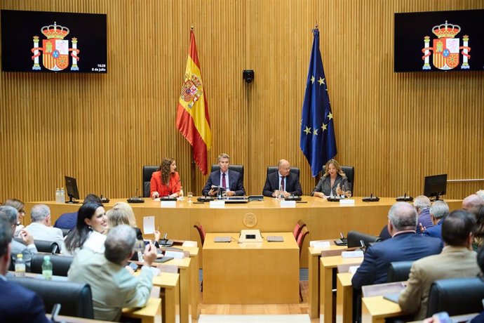 (I-D) La portavoz del PP en el Congreso, Ester Muñoz; el presidente del PP, Alberto Núñez Feijóo; el secretario general del PP, Miguel Tellado, y la portavoz del PP en el Senado, Alicia García  durante la reunión plenaria de los grupos parlamentarios del 