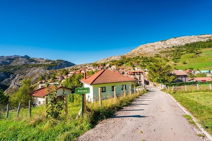 Archivo - Entrada a Sotres.