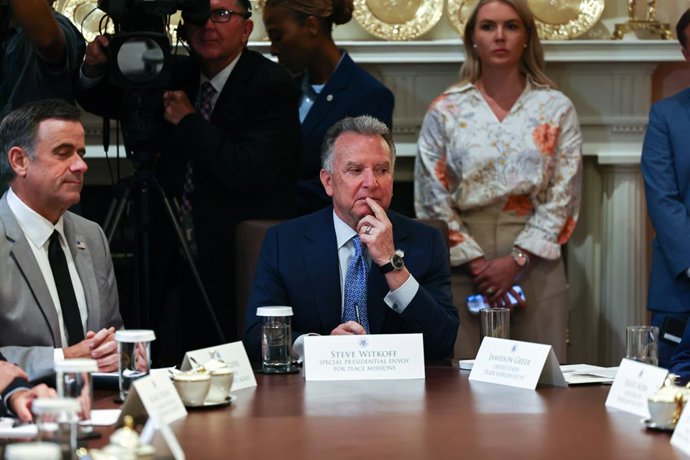 8 de julho de 2025, Washington, Distrito de Colúmbia, EUA: O enviado especial dos Estados Unidos para o Oriente Médio, Steven Witkoff, ouve enquanto o presidente dos EUA, Donald J. Trump, participa de uma reunião de gabinete na sala de gabinete da Casa Br