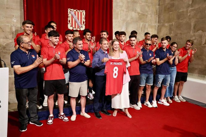 La presidenta del Govern, Marga Prohens, recibe al equipo Unió Deportiva Porreres