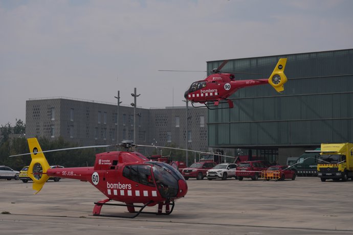 Dos helicópteros que trabajan en el incendio de Paüls llegan al Pabellón Ferial de Remolins, dónde está situado el puesto de control, a 8 de julio de 2025, en Tortosa, Tarragona, Cataluña (España).