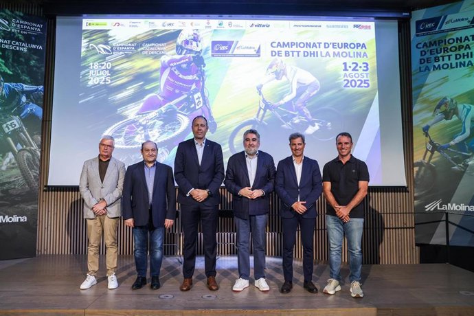 Foto de familia tras la presentación en Barcelona de los Europeos y Campeonatos de España de BTT