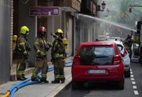 Vecinos afectados por el incendio de la avenida del Puerto de València acceden a sus viviendas para ver su estado