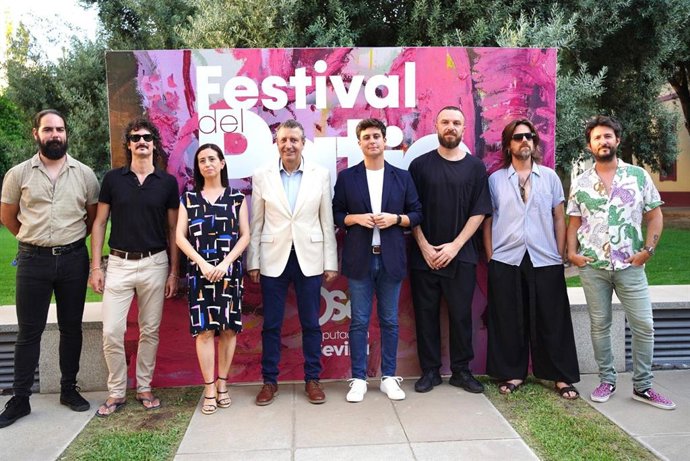 El presidente de la Diputación de Sevilla, Javier Fernández, en la foto de familia de la presentación del Festival del Patio+Metrópolis 2025.