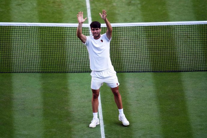 Carlos Alcaraz saluda a la grada tras su pase a las semifinales de Wimbledon 2025