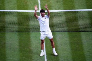 08 July 2025, United Kingdom, London: Spanish tennis player Carlos Alcaraz celebrates defeating British Cameron Norrie during their men's singles quarter-final match on day nine of the 2025 Wimbledon Championships at the All England Lawn Tennis and Croque